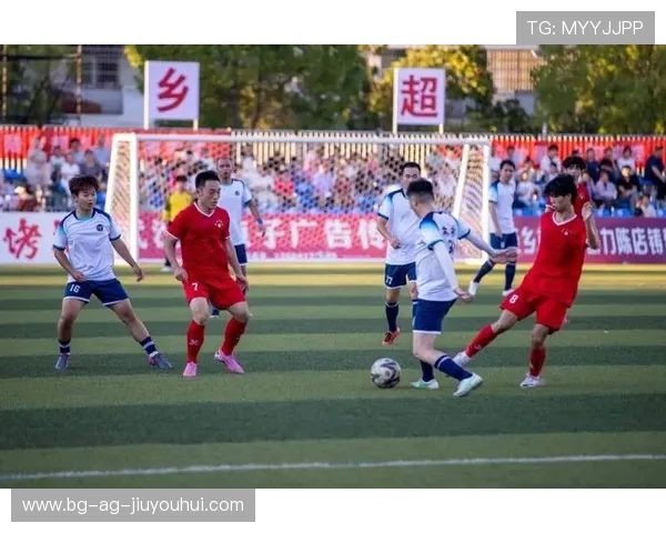 以热血拼搏诠释青春力量展现绿茵赛场上男足球员的荣耀瞬间