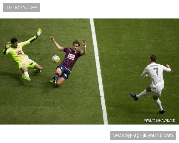 全面解析足球外拉与内拉动作关键差异及其在实战中的应用技巧指南